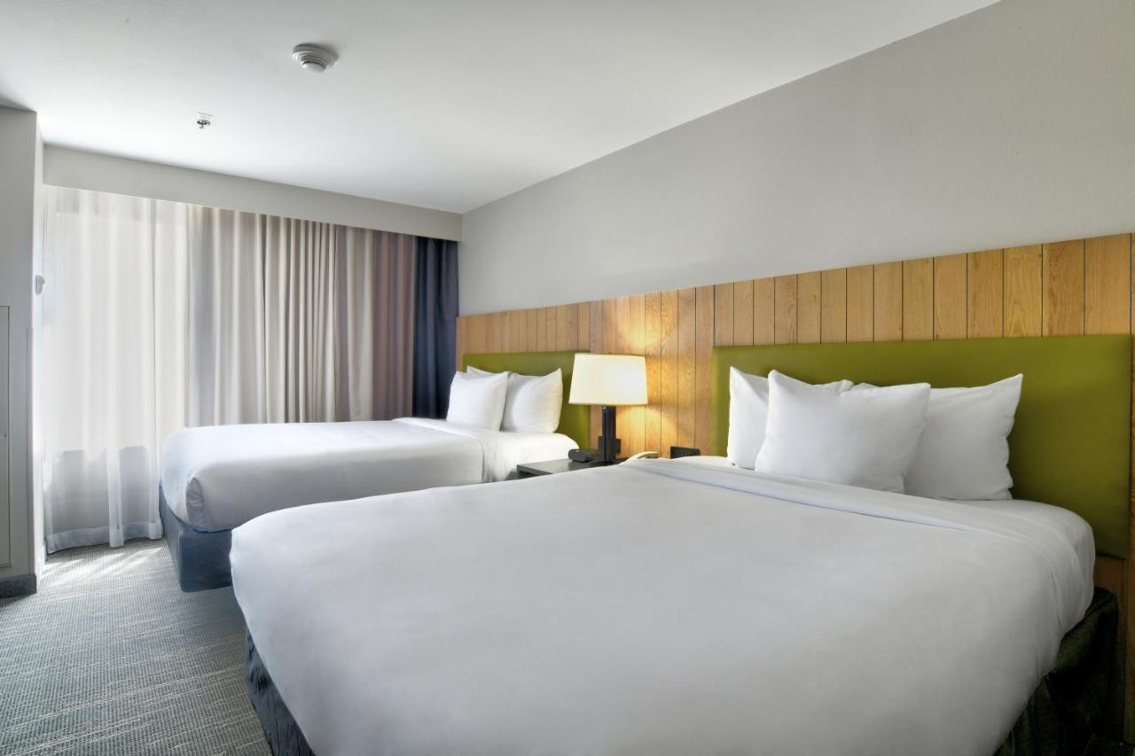 Country & By Radisson, Airport, Ok Hotel