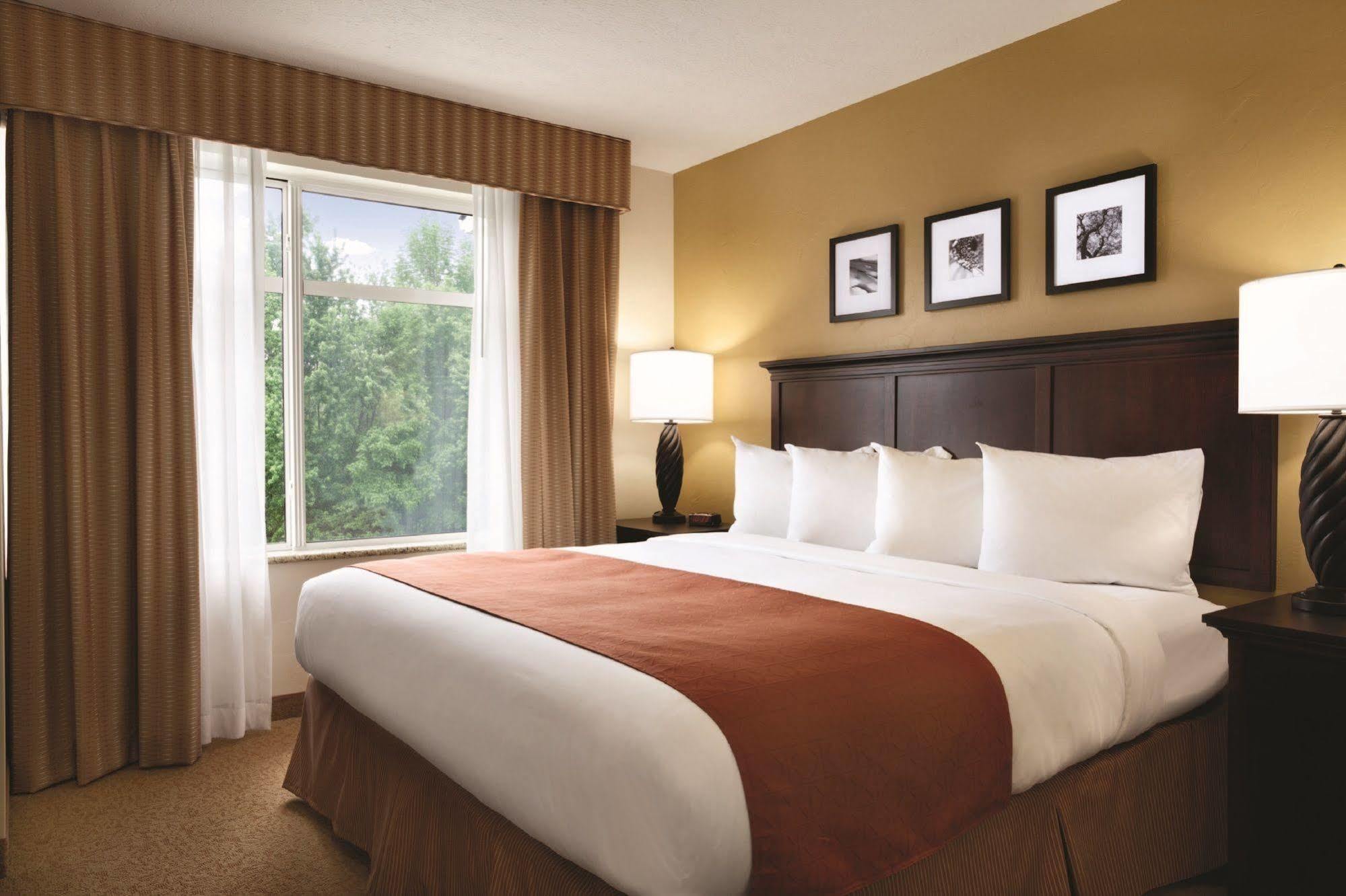 Country & By Radisson, Airport, Ok Hotel